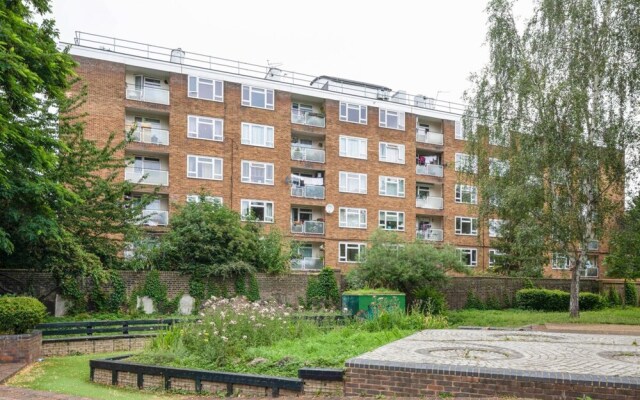 Lovely 2 Bed Apartment w Balcony nr River Thames