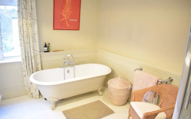 Shepherd'S Bush 2 Bedroom Home