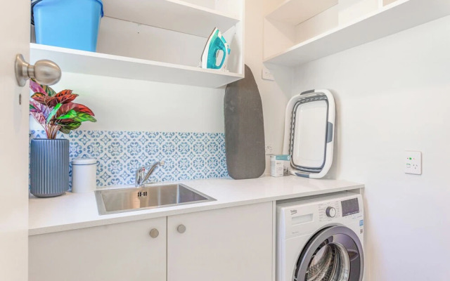 Takapuna 2 Br House Near Beach W/ Parking