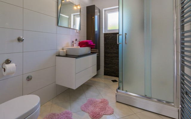 Spacious House Apartment With Swimming Pool & Sea View