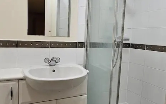 Modern & Lovely 2 Bed in London