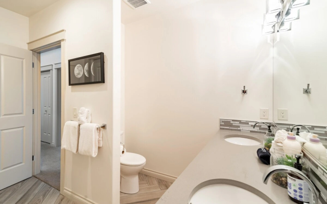 Rooftop Deck Walk to River Downtown Fire pit