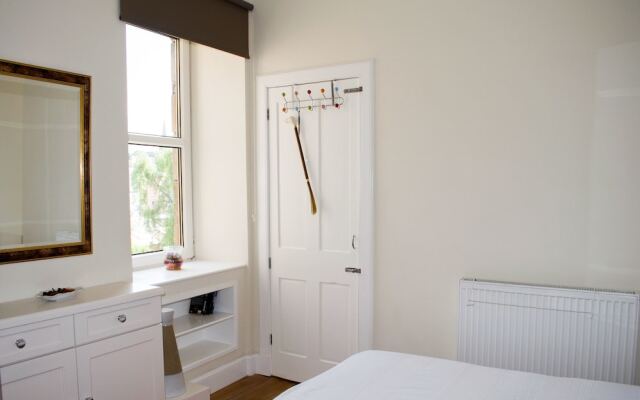 Bright and Spacious Home by Leith Walk