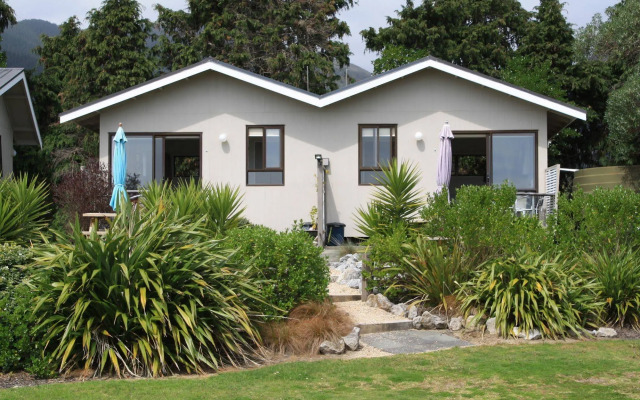 Pohara Beachfront Motel