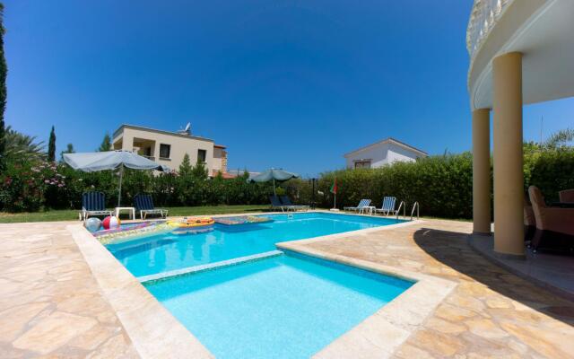 Villa Tsikkos Tria in Argaka