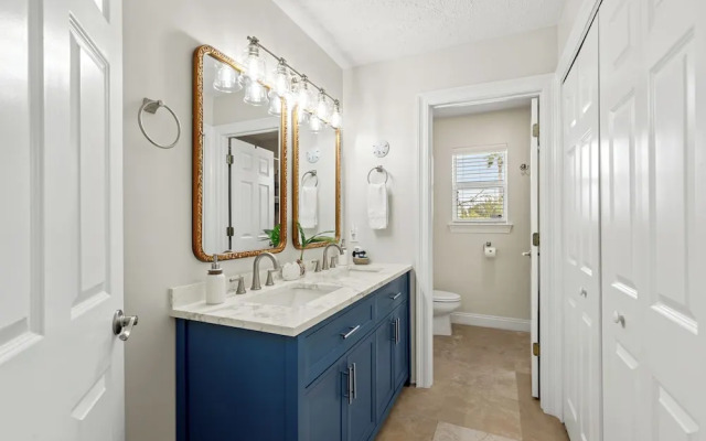 Escape to Sand Dollar Holler: Coastal Retreat, 3 Beds, 2.5 Baths, Sleeps 10!