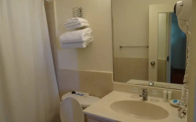 Tropical Winds Apartment Hotel