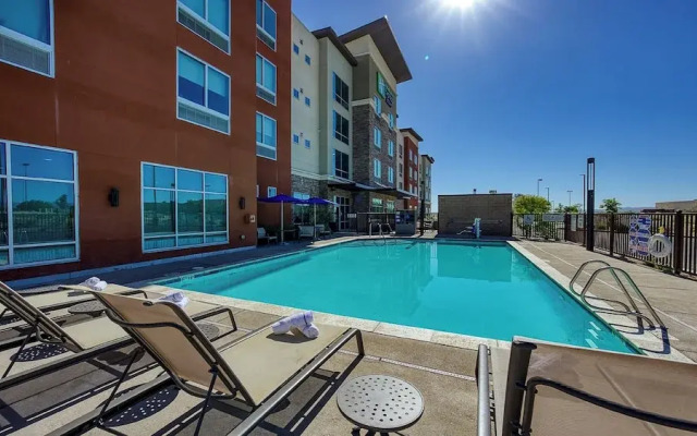 Holiday Inn Express & Suites Ridgecrest - China Lake by IHG