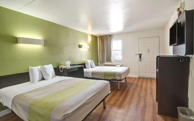Motel 6 Dallas, TX - Forest Lane