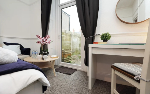 Cardiff Guesthouse & On-Street Parking