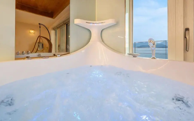 Geoje Ahat Spa Pension