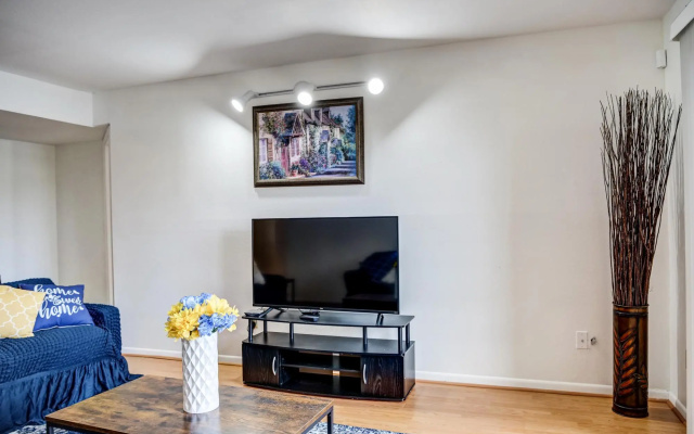 LovelyMedcenter area 3 BR, 2BA  condo w/grill