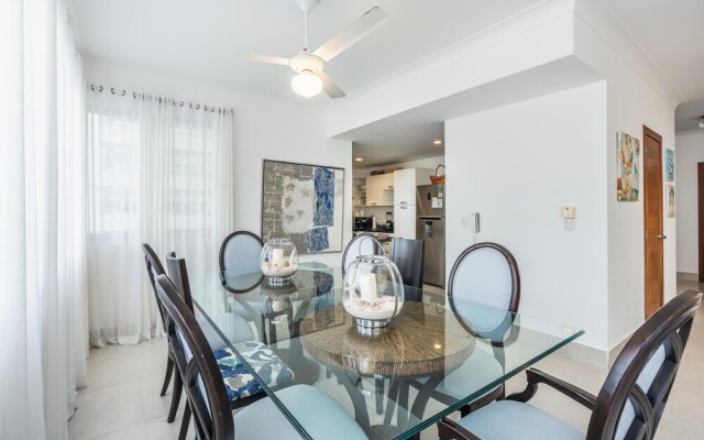 Stay and Feel Comfortable in This Spacious and Modern Apartment