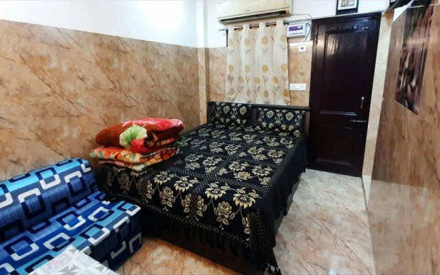 Room in Guest Room - Aggarwal Guest House In Cream Location 92,121,74700