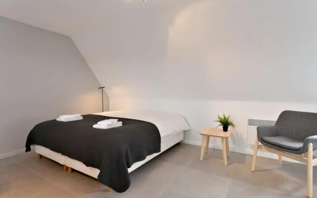 Warm Lofty and Spacious Studio
