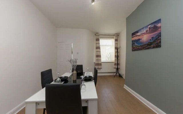 Impeccable 2-bed House in Stoke-on-trent