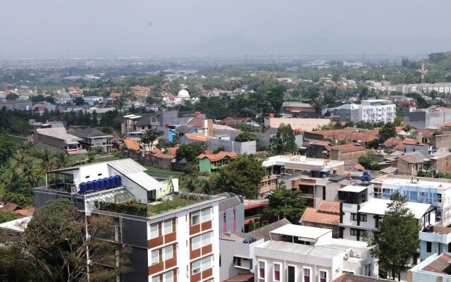 Spacious 3Br Combined Unit At Pinewood Apartment