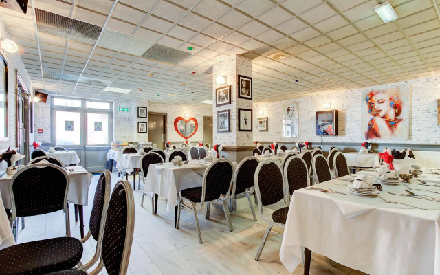 The Sandringham Court Hotel and Apartment