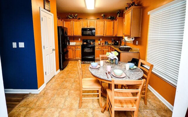 4 - Bed home, w/ Cali King Bed - 12 mins. to DTWN