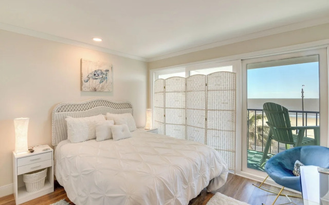 Galveston Beachfront Condo: Balcony & Pool Access!
