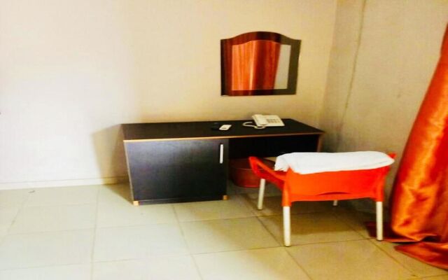 Momak 4 Hotel & Suites