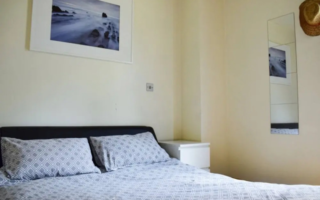 Modern 2 Bedroom East London Apartment by Olympic Park