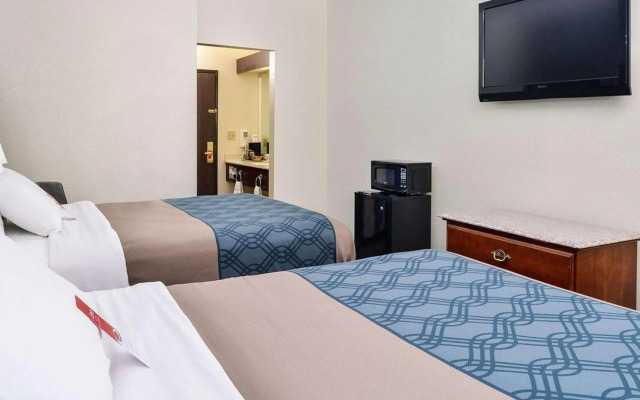 Econo Lodge Inn & Suites