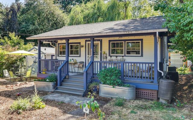 Charming City Cottage ~ 8 Mi to Downtown Portland!