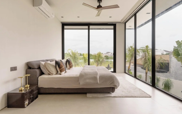 Ultra-Luxe 4BR Seminyak Villa | Enclosed AC Living & Private Pool – Guest Rooms – Kuta