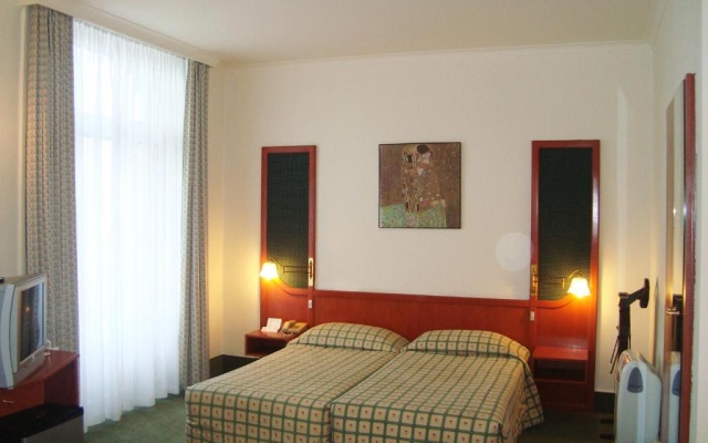 Twin room (twin beds)
