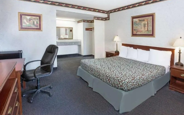 Days Inn By Wyndham Costa Mesa Newport Beach
