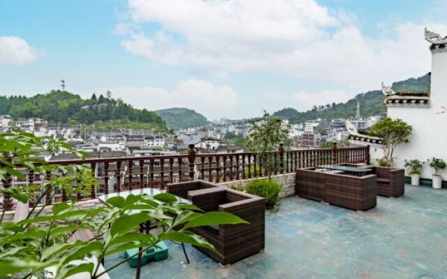 Fenghuang Qingwu river view homestay