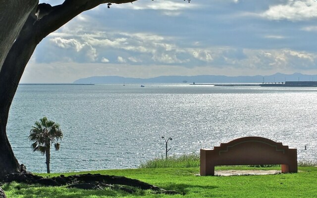 Immaculate 3bdr Private Bungalow, Walk to Beach!