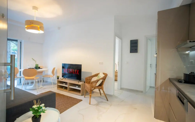 Renovated 2-bedroom Apt Near the Athenian Coast