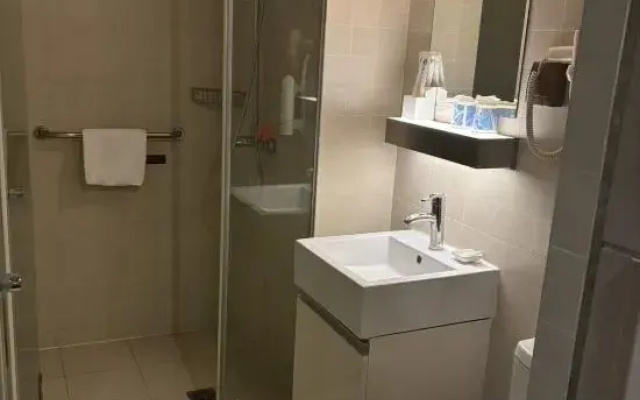 Jialv Aviation Hotel (Wuhan Outlets Julong Avenue Subway Station Branch)