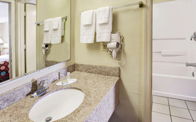 Super 8 by Wyndham Walterboro
