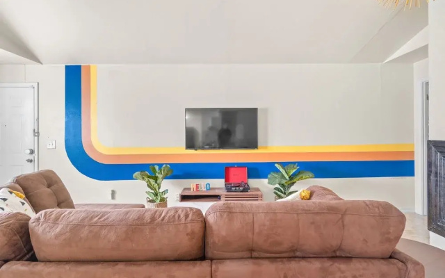 Dallas Retro House King Bed Backyard