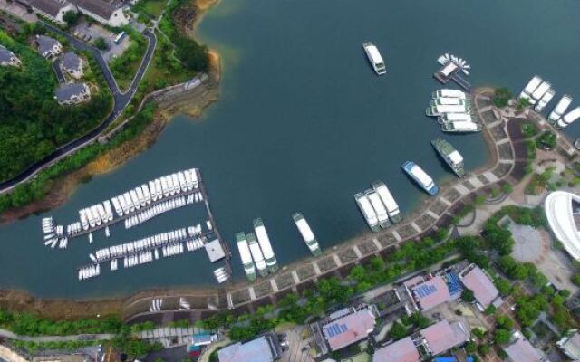 Seclusion Hotel (Qiandao Lake Central Lake Scenic Area)