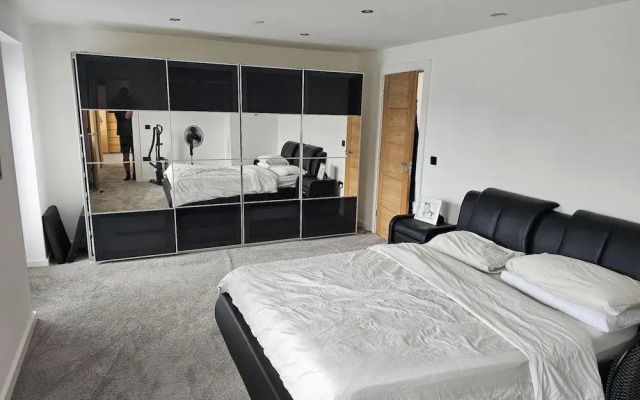 Modern, Large Open Plan 4 bed Property in Abergele