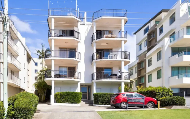 Bright 2-bed Apartment With Stunning Ocean Views