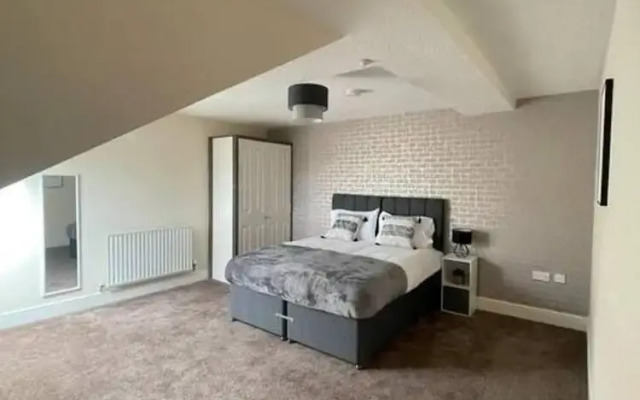 Central top Floor 2-bed Apartment in Swindon