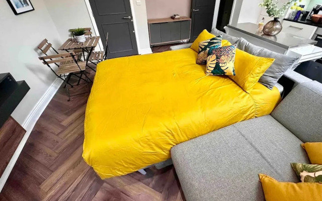 Stylish modern flat in SW London