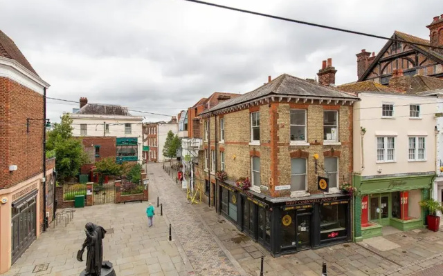 Tranquil Elm Lodge Escape in Canterbury