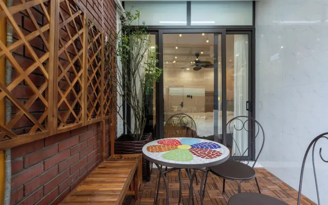 Little Balcony Hang Ca