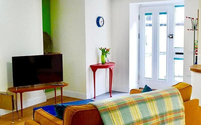 “Dragons Den” Centrally located Modern Apartment