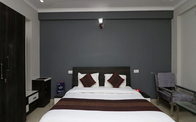 OYO 11877 Royal Residency