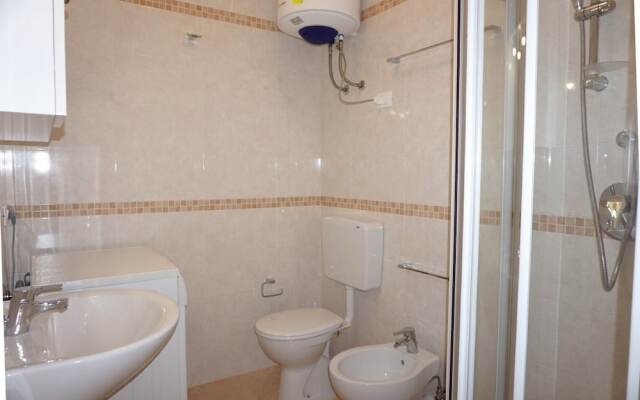 Beachside Flat With Shared Pool