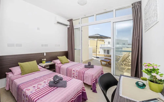 Summer Breeze Penthouse with large Terrace and Hot Tub by Getaways Malta