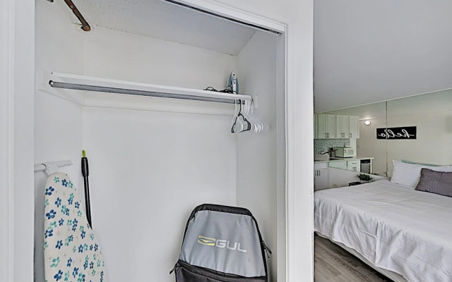 Hawaiian Monarch 2312 Condo by RedAwning