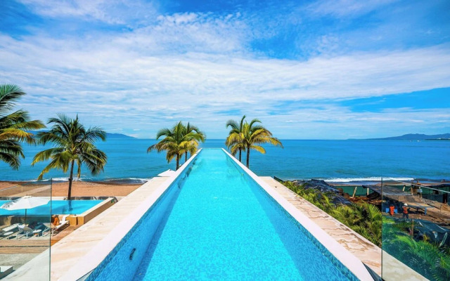 Stunning Beachfront Condo - Sea Views